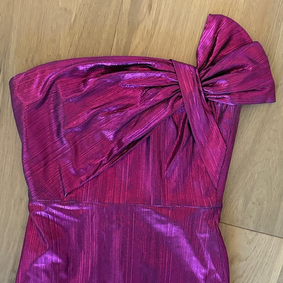 BLACK HALO DIVINA STRAPLESS GOWN—METALLIC PINK - Picture 4 of 5